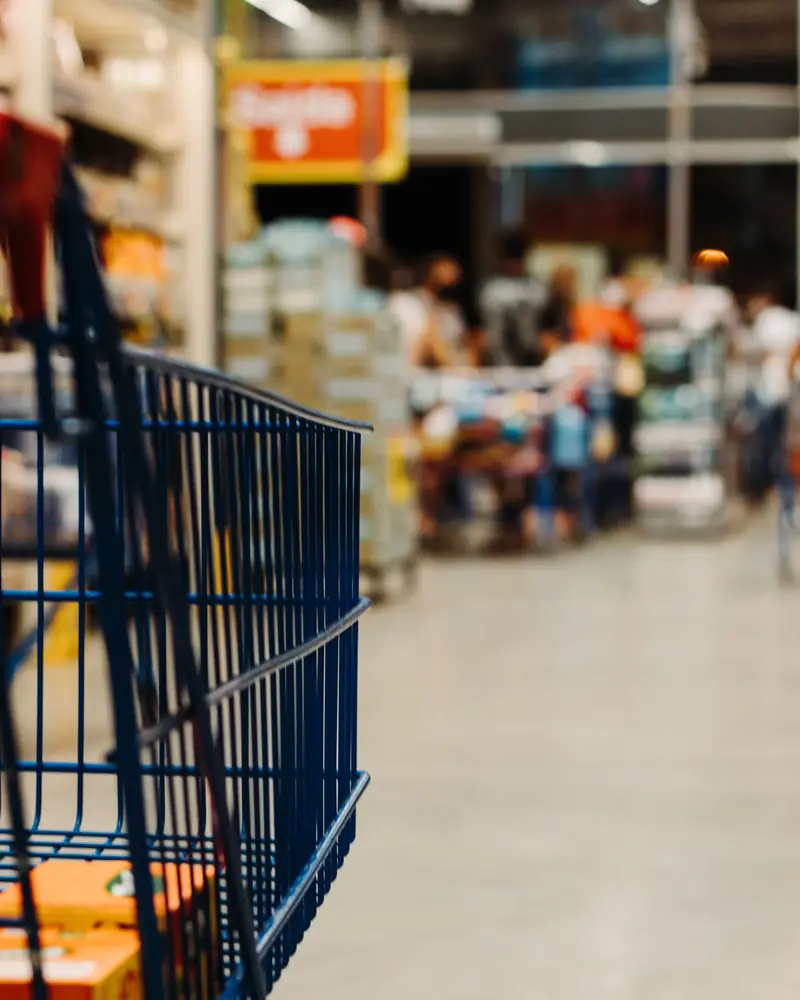 Carro de la compra en primer plano en el pasillo de un hipermercado