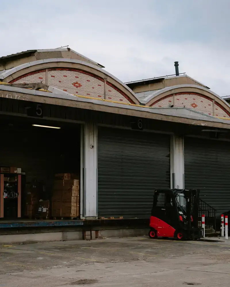 Muelle de carga de un almacén con una carretilla elevadora junto a las puertas