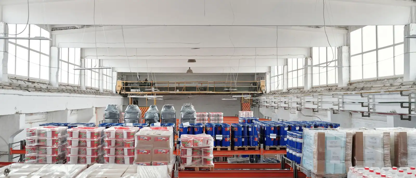 Nave de almacén con palés de producto preparados en estanterías