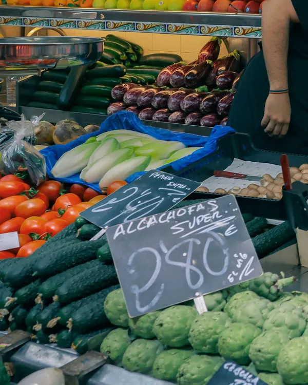 Pizarra con el precio de las alcachofas en un puesto de mercado