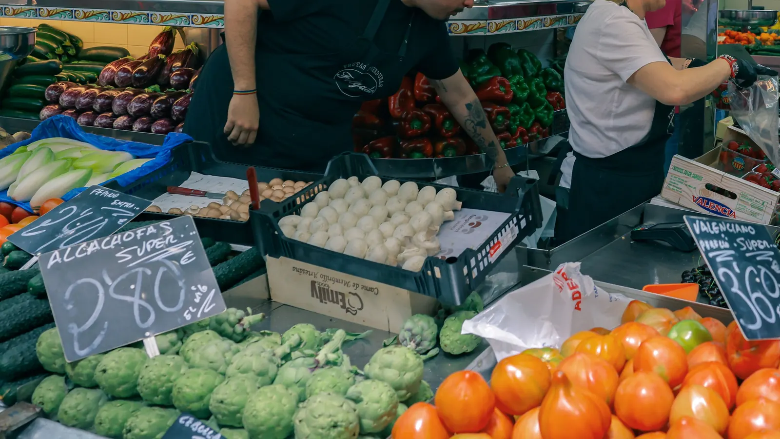 Puesto de verduras del Mercado Central de Valencia con los precios escritos en pizarras