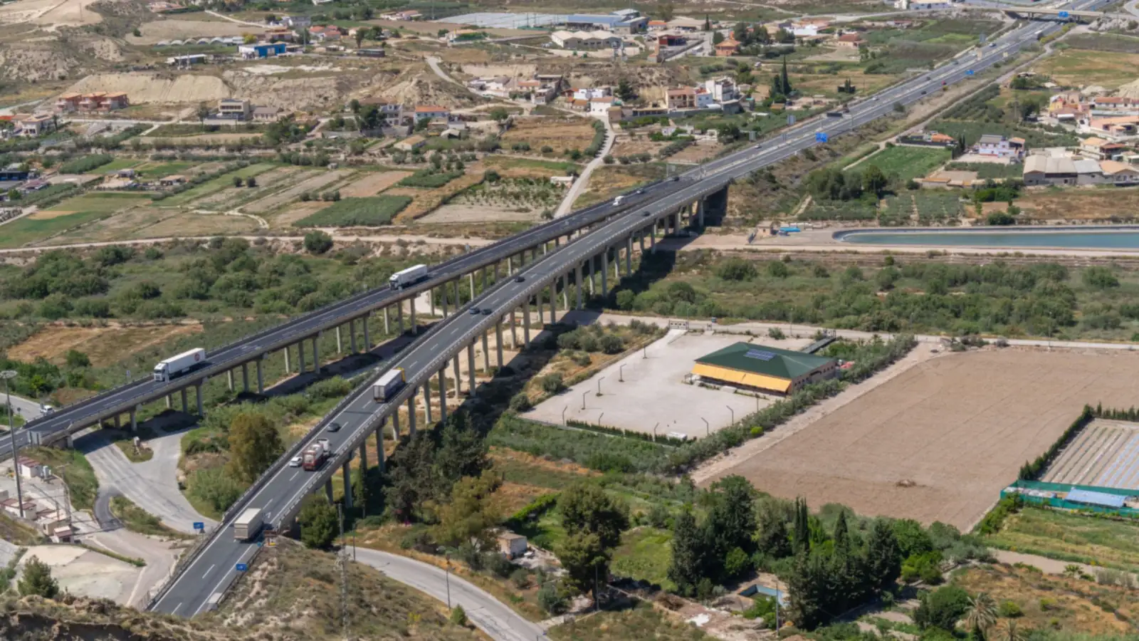 Vista aérea de una autovía entre huertas en Lorca, Murcia