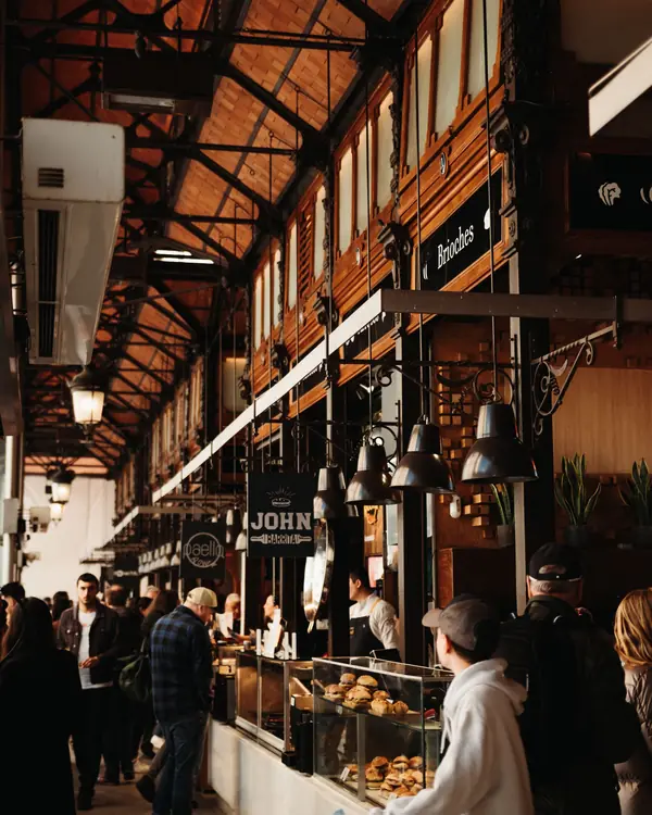 Puestos de comida en un mercado cubierto de Madrid