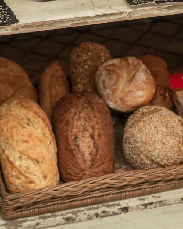 Cesta de panes artesanos en el escaparate de una panadería de Barcelona
