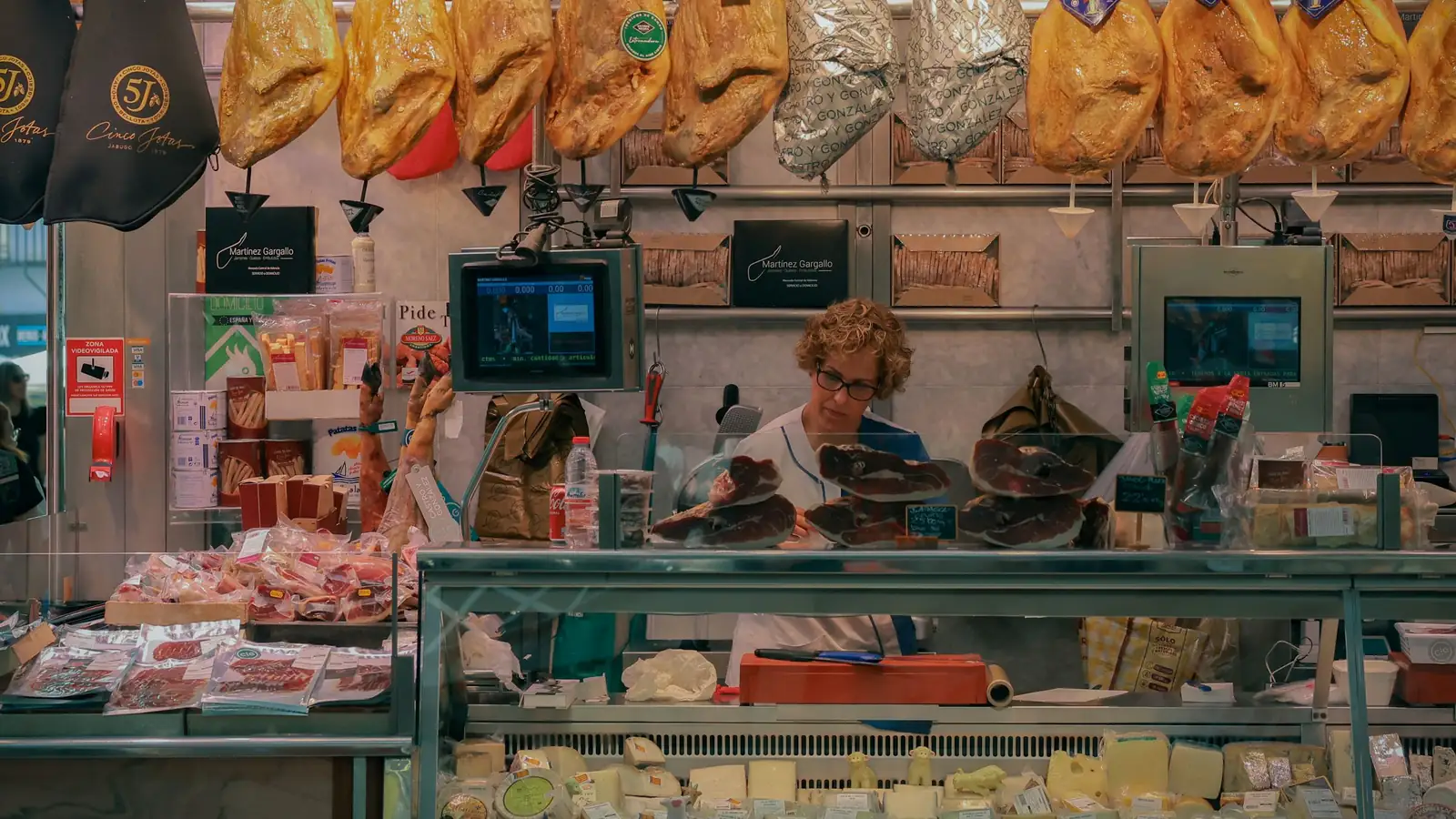 Puesto de jamón y quesos en un mercado de Valencia