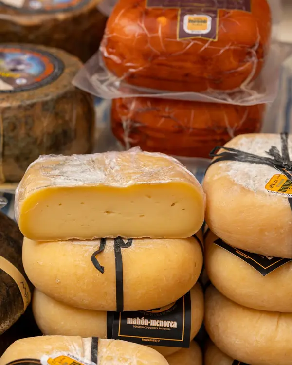 Quesos de Mahón-Menorca y otros quesos españoles en un puesto de mercado de Palma