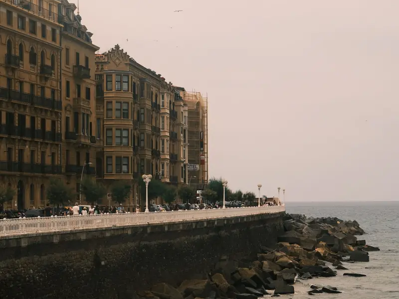 Paseo marítimo y edificios junto al mar en San Sebastián