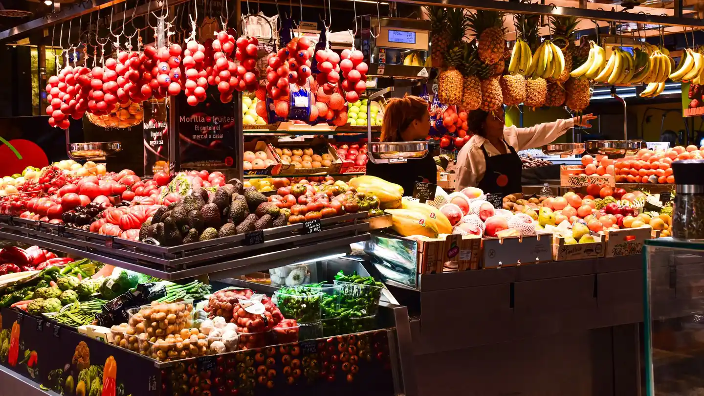Puesto de fruta y verdura del mercado de La Boqueria, en Barcelona