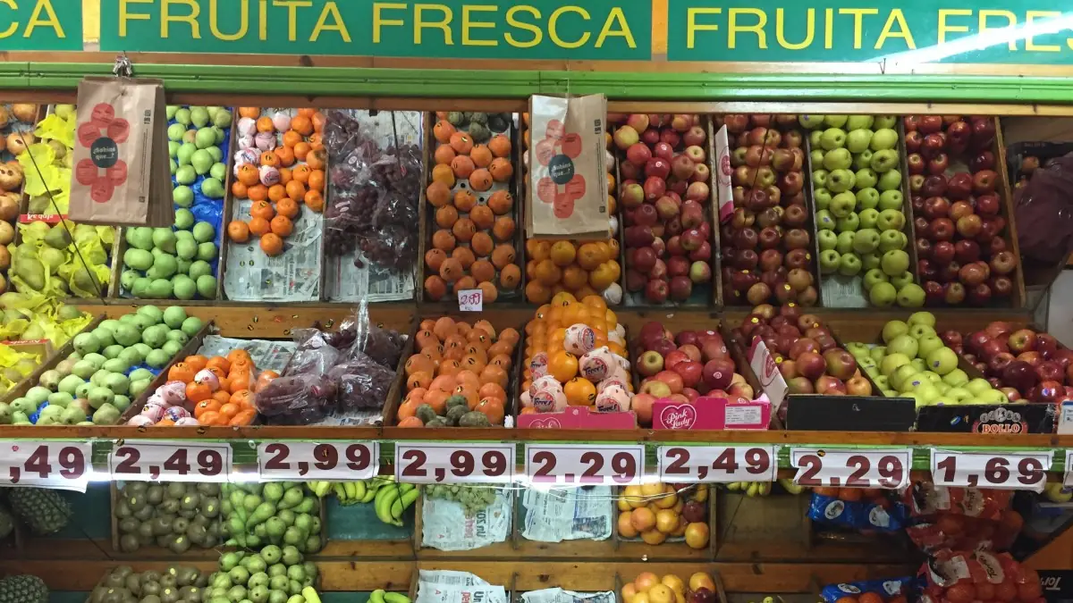 Frutería de Barcelona con cajas de fruta y precios bajo el rótulo «Fruita fresca»