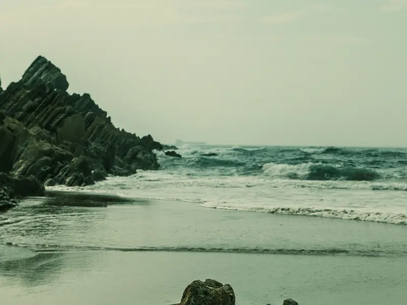 Rocas y olas en la playa de Sopelana, en Bizkaia