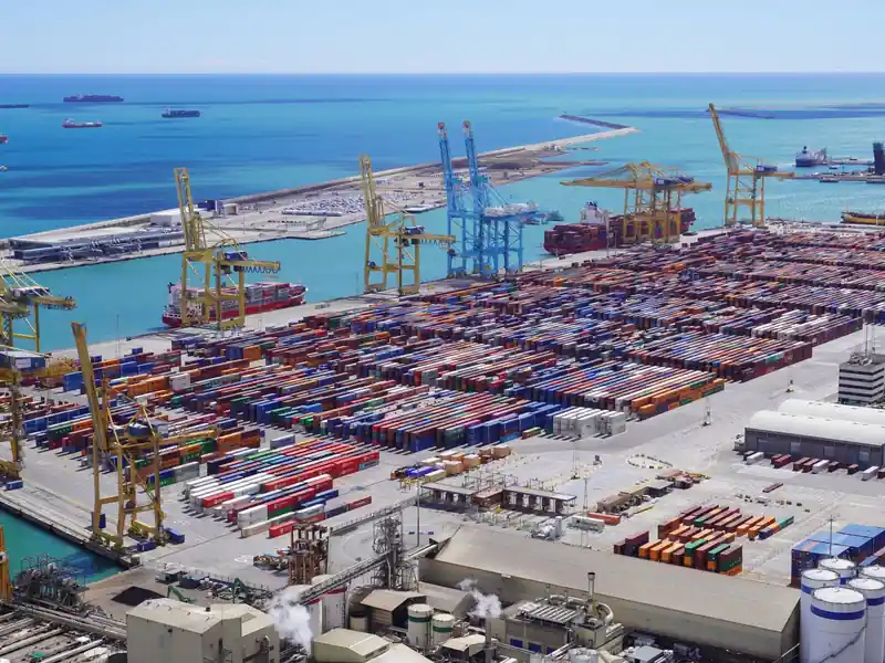 Contenedores y grúas en el puerto de Barcelona