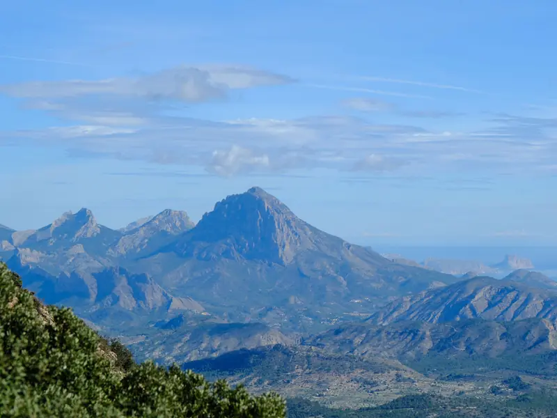 Montañas del interior de Alicante bajo el cielo azul
